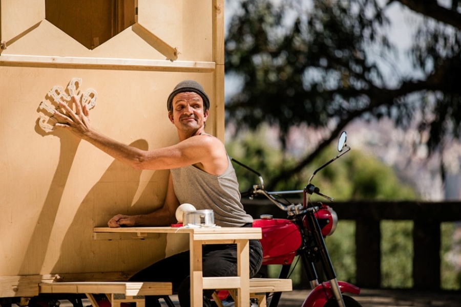 T0 + 1 | Un spectacle entre 4 murs et sur 3 roues